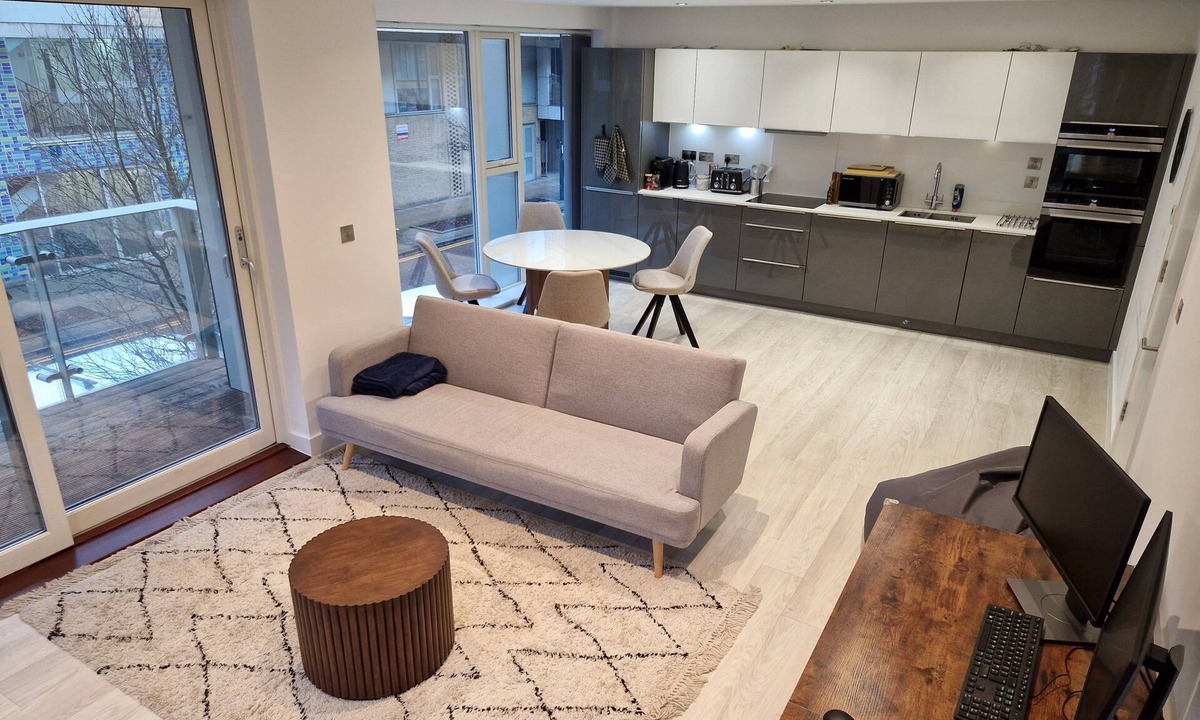 Cambridge Apartment | Business ready Apartment by Cambridge Station-Free Allocated Underground Parking