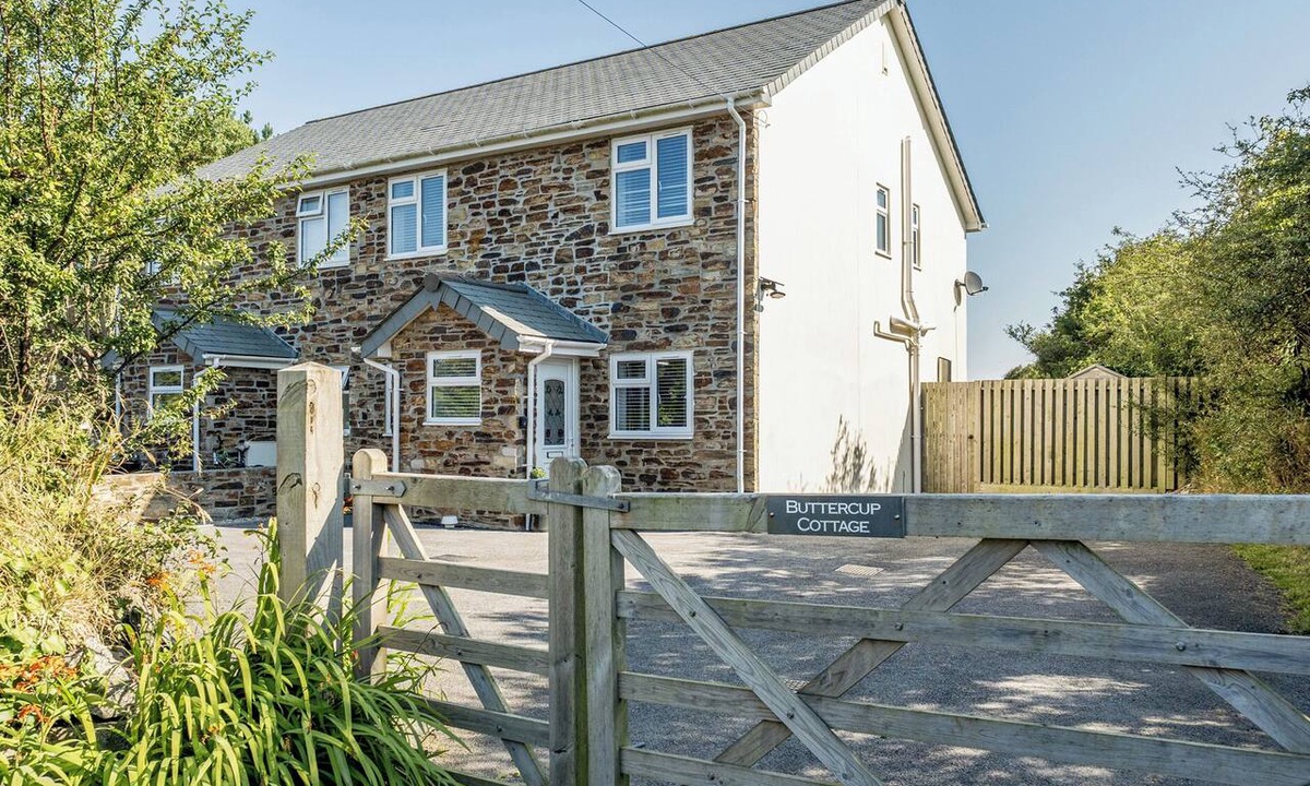 Penrose Cottage | BUTTERCUP COTTAGE, pet friendly, with a garden in St Merryn