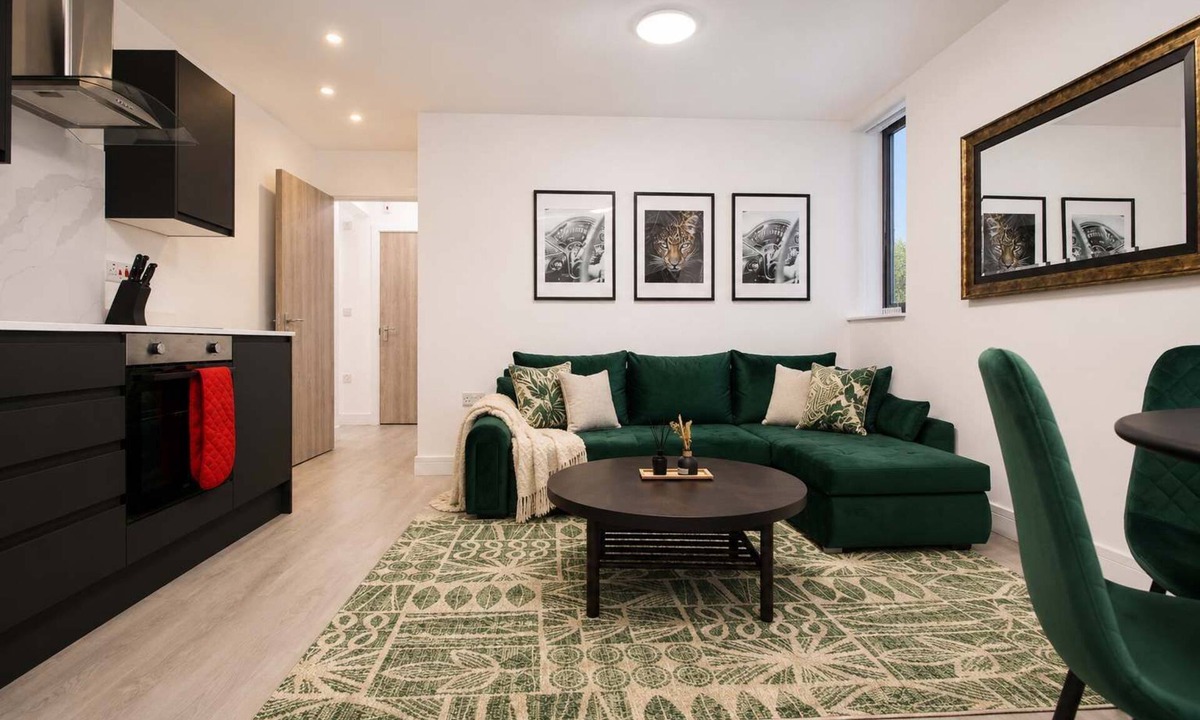 Rumney Apartment | Cardiff Bloc | Skyline Duplex for Groups | Sleep 8