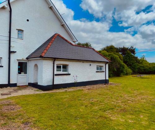 Coedkernew House | Celtic Springs Guest House With Free Parking