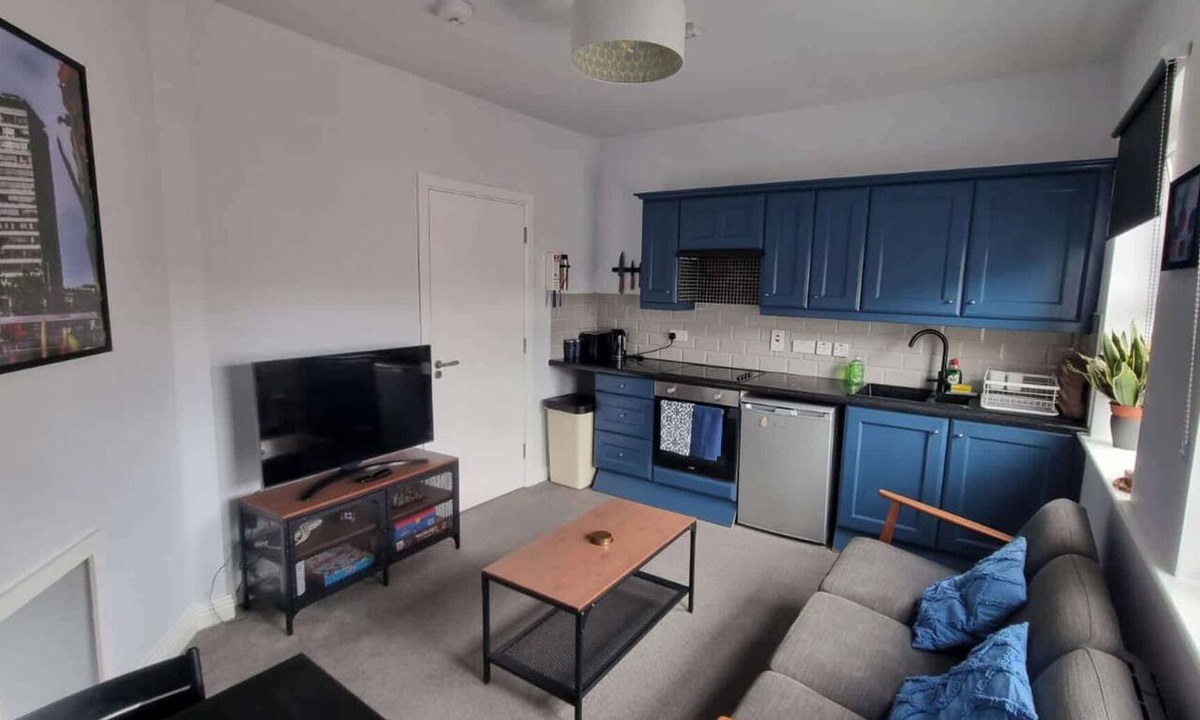 Broadstone Apartment | Central 1BDR City Pad Shop and Stroll