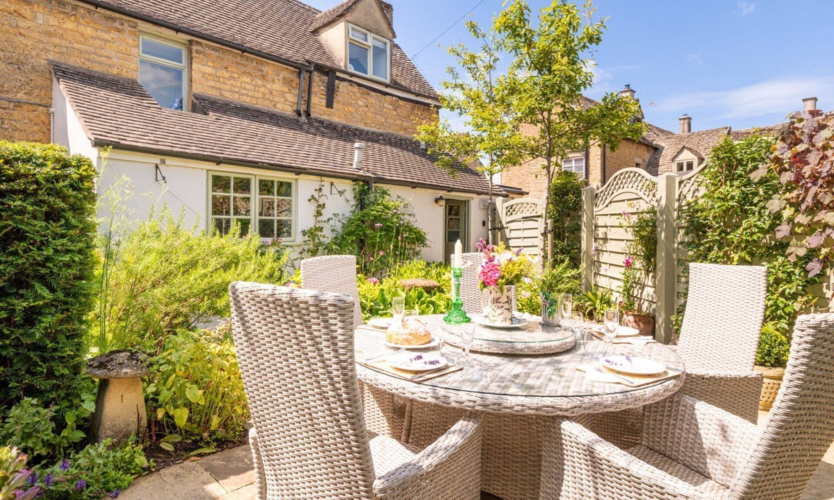 Bourton-on-the-Water Cottage | Characterful holiday cottage in the heart of Bourton-on-the-Water - Pear Tree Cottage, Bourton
