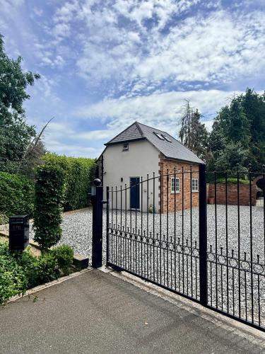 Woking House | Charming Private 1 Bed Annexe Retreat Near Ripley