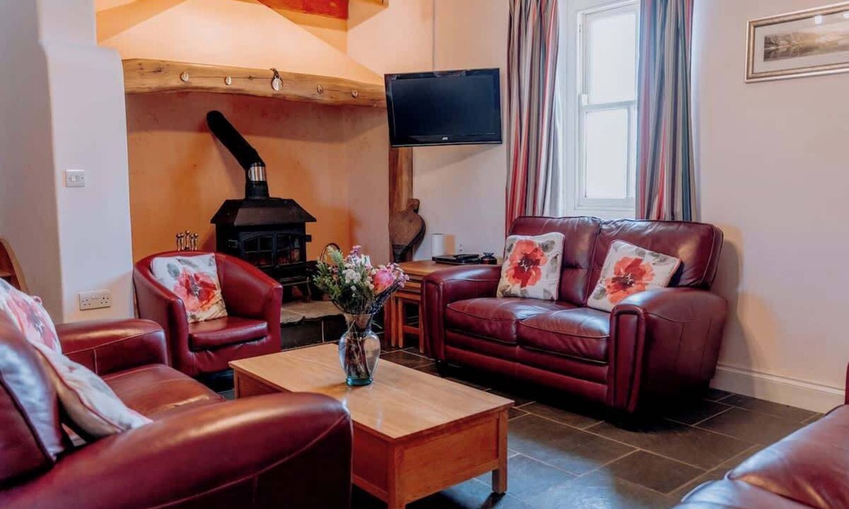 Narberth House | Charming Rural Escape with Play Room BBQ