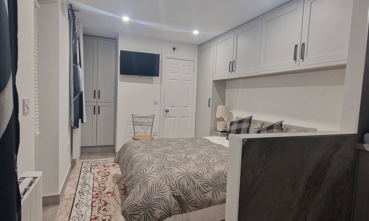 Ongar Apartment | Charming Stay with Everything You Need