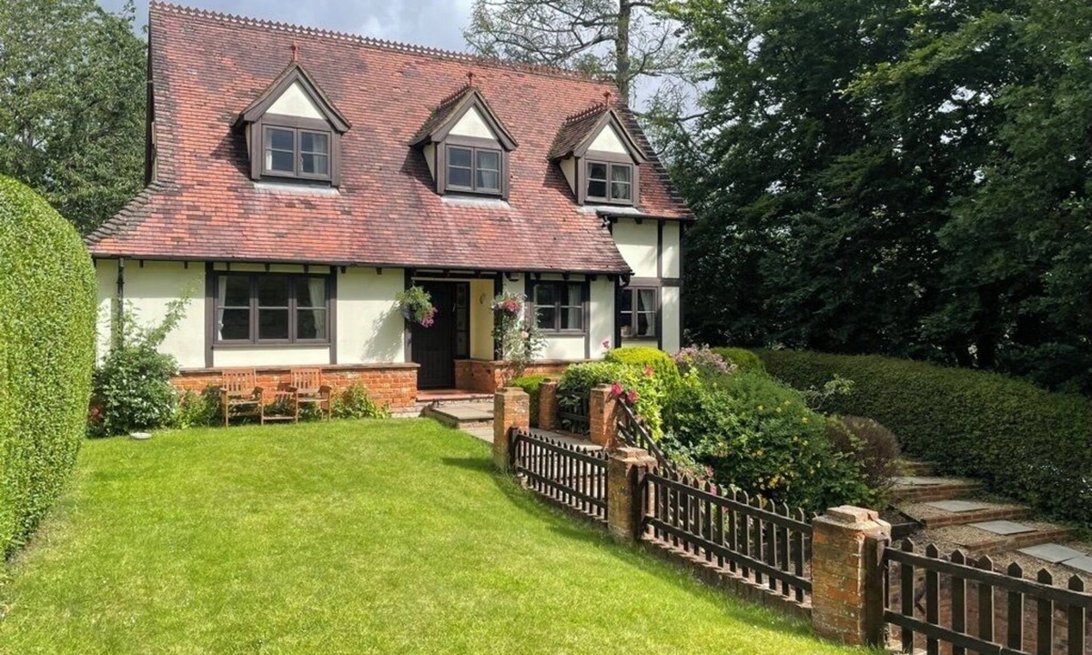 Wooburn Moor House | Classic Chilterns Cottage in lovely countryside