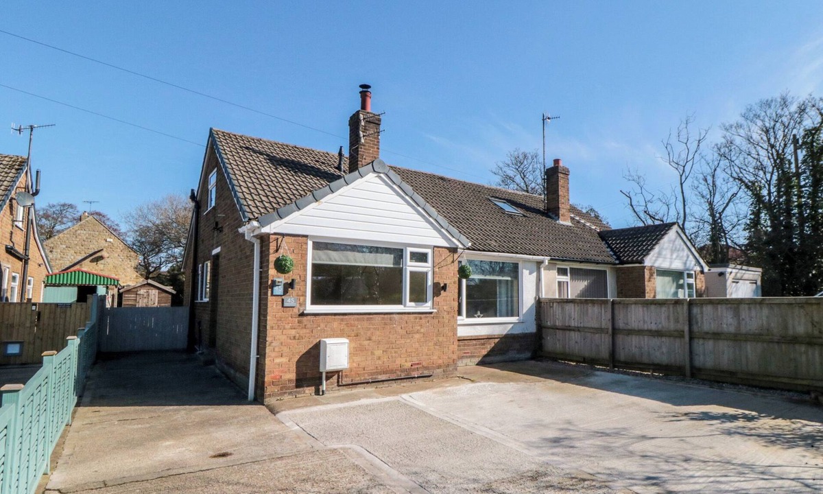 Burniston House | COASTAL RETREAT, pet friendly, with a garden in Burniston