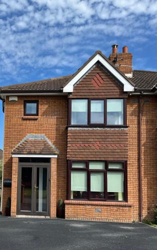 Ballyogan House | Comfortable Suburb Home, Parking & Tram to City