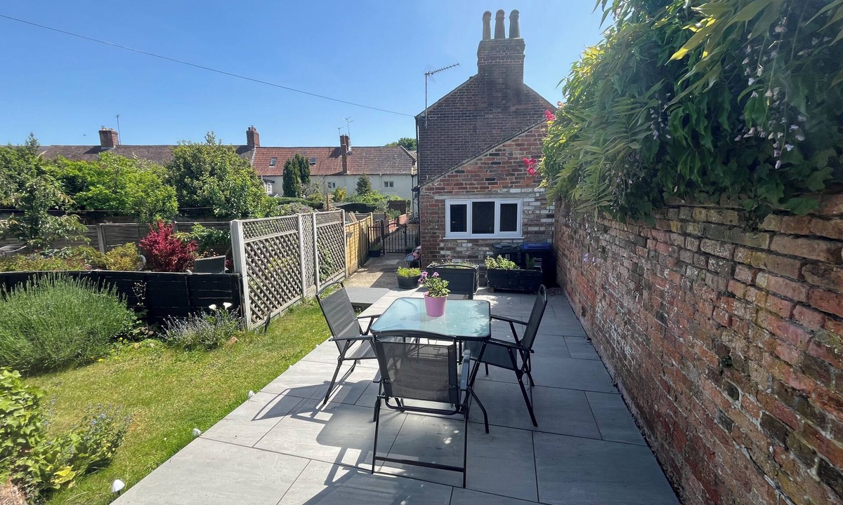Devizes Cottage | Copper Cottage – Charming Central Devizes Retreat with Secluded Garden