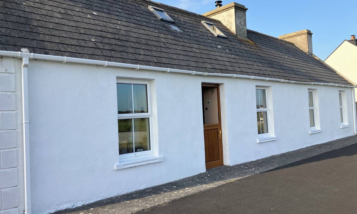 Creegh Cottage | Cosy 200 year old 3 bedroom cottage in Clare 3 min drive to Doonbeg Golf Course