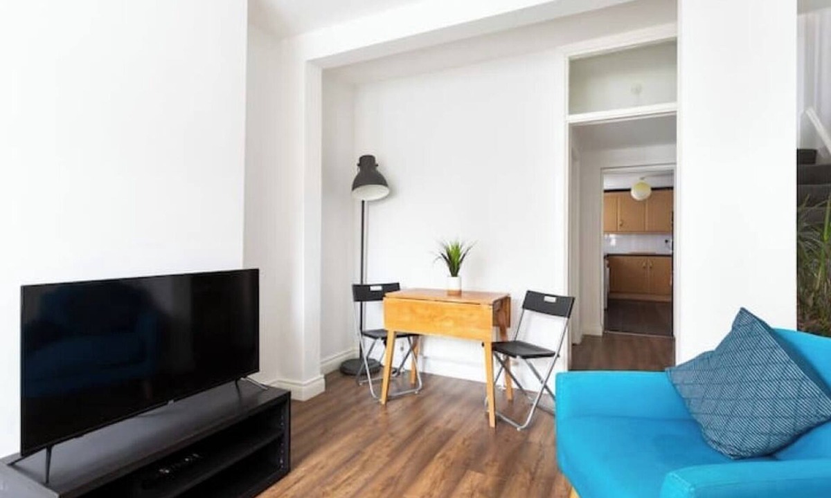 Ormeau House | Cosy 3-Bedroom Home by Ormeau Road | Cafés, Parks & City Close