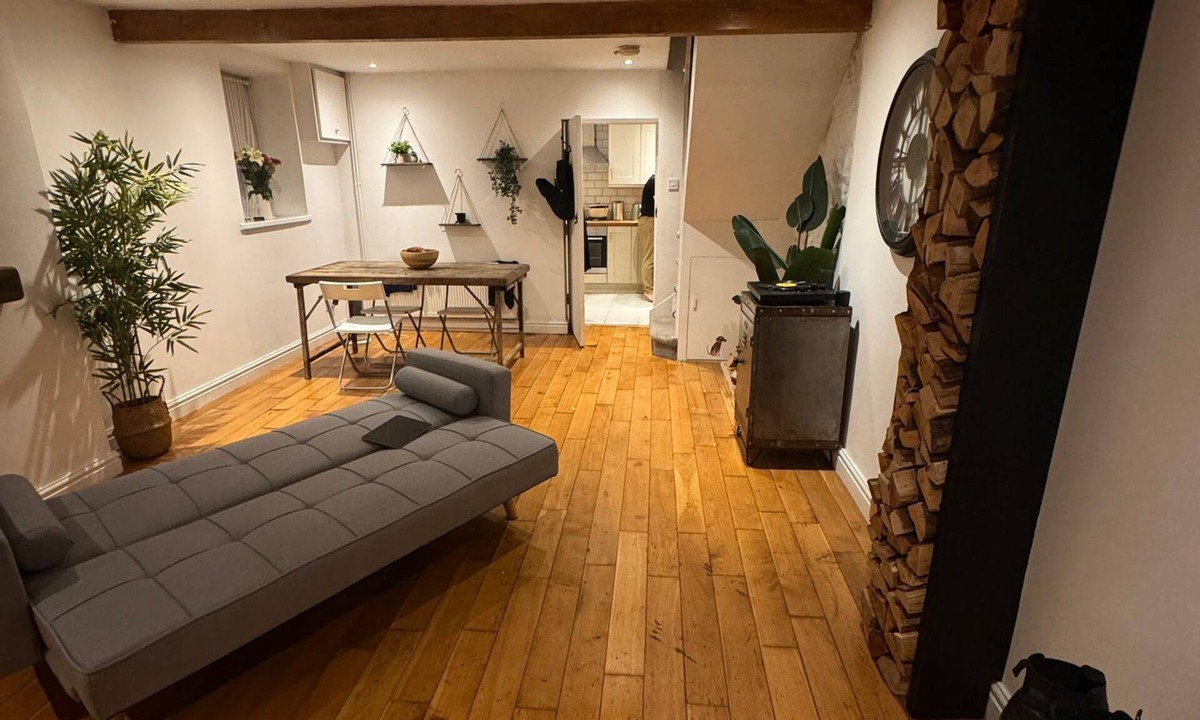Llanrumney Cottage | Cosy Cottage Cardiff City