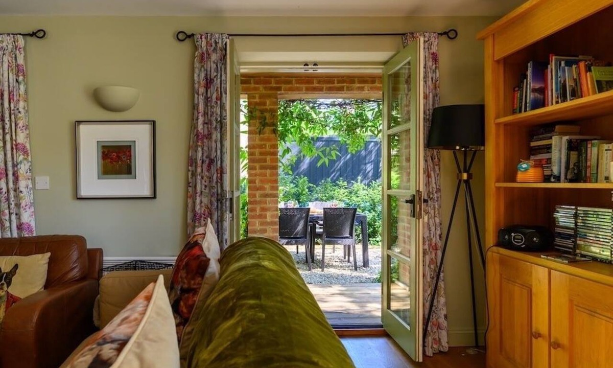 Cirencester House | Cosy cottage Family Fun Spa Pools Lakes Parking EV Dog