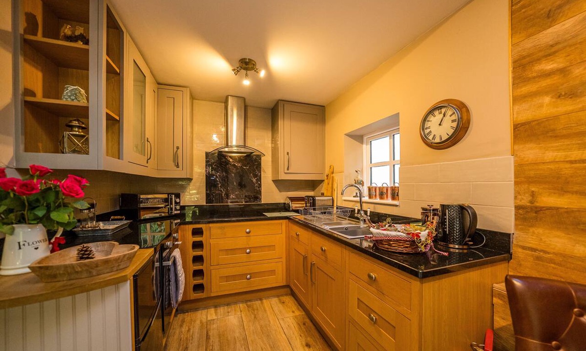 Henryd Cottage | Cosy retreat for Two with Mountain and Garden Views | Porthdy-Glyn-Isa
