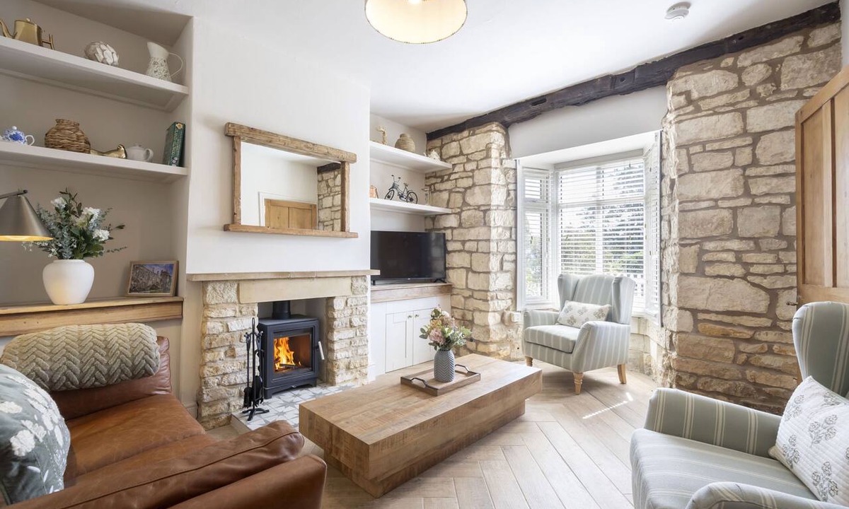 Winchcombe Cottage | Cosy Teapot Cottage in Winchcombe with Log Burner