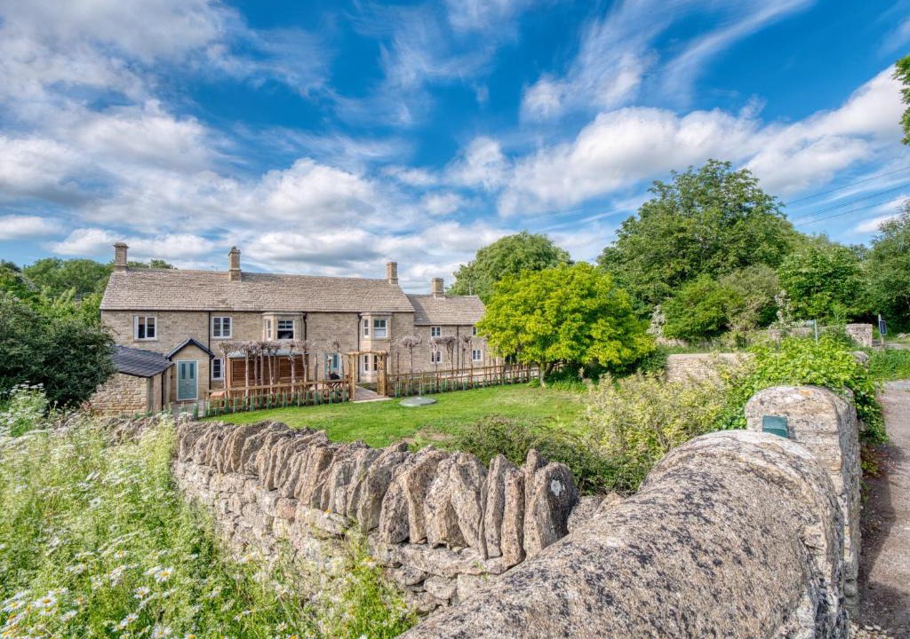 Burford House | Cotswolds - hot tub, games room, parking, arcade