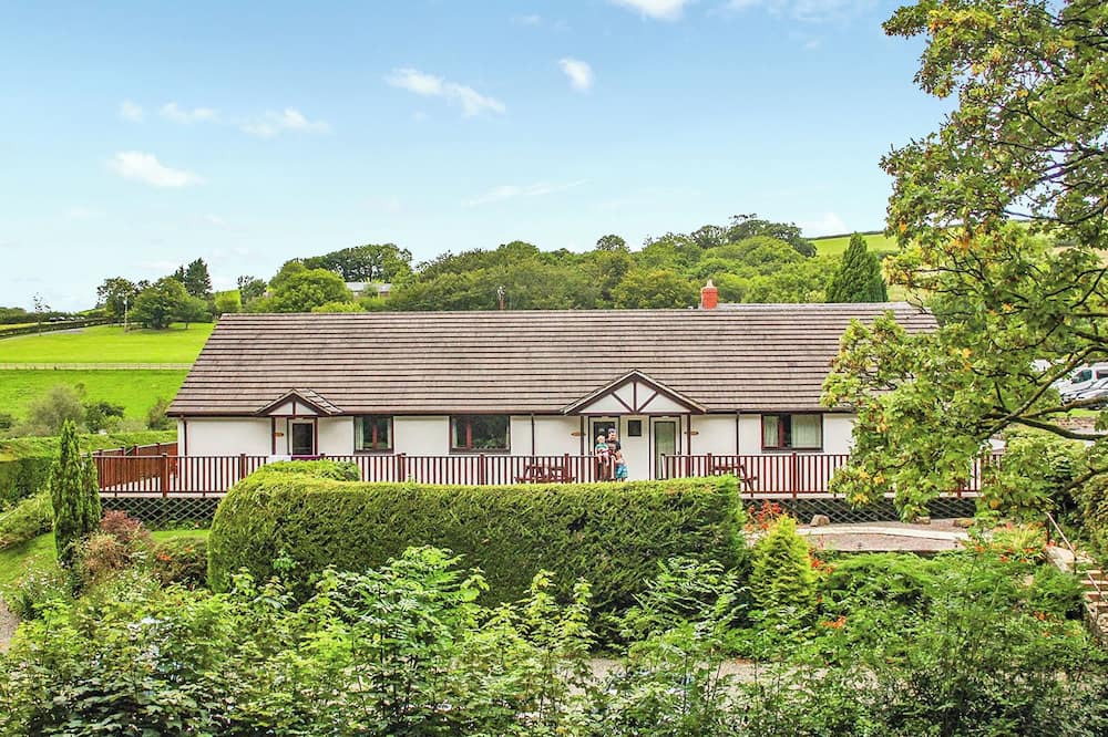 Llanybri Cottage | Cottage with one double and two twin.
