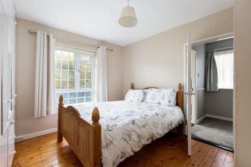 Wicklow House | Cozy Homestay with Sea & Garden Views Ultra Fast WiFi Close to Town