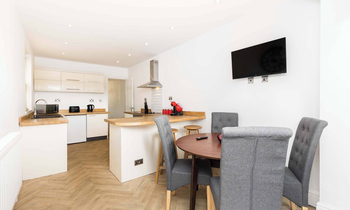 Cathays House | Crawshay House | Relax, Play & Stay | Summer Group