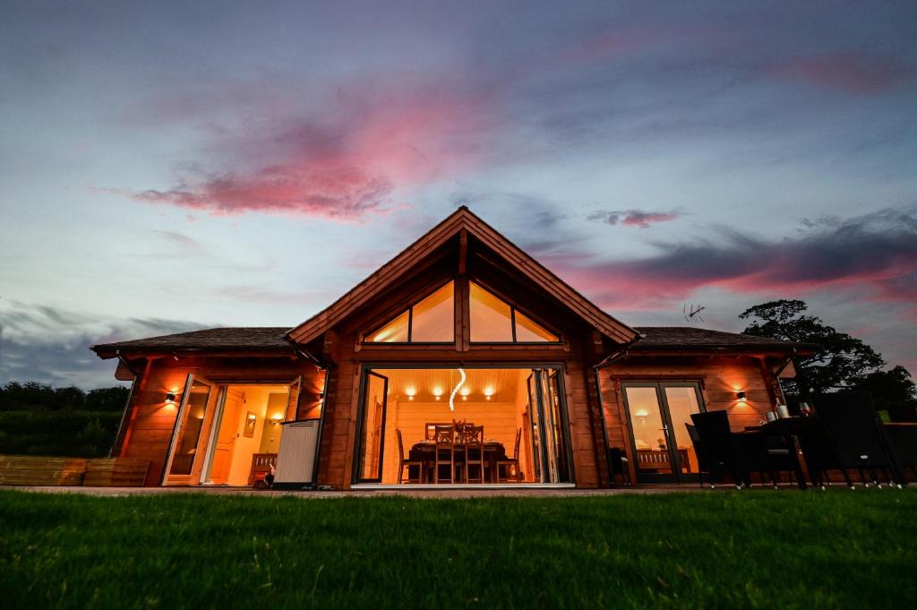Graig House | Cuddfan Lodge on a Beautiful Lake