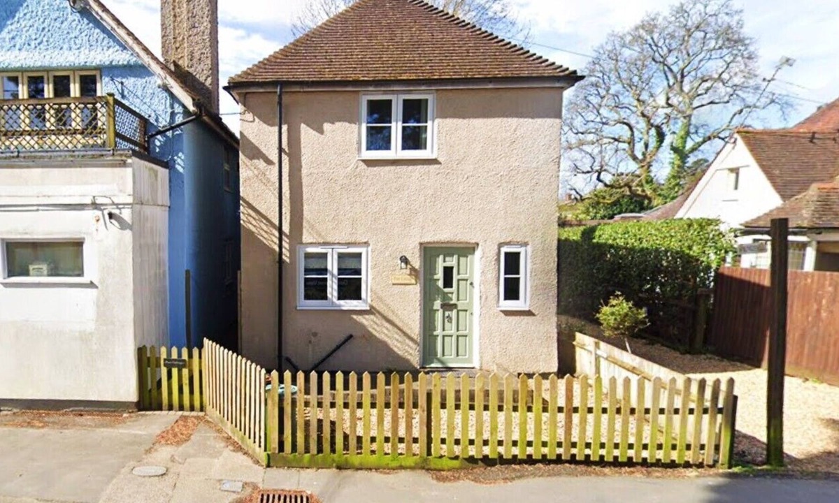 Sway Cabin | Cute 3-bedrm cottage, central village location, 5 mins walk from station