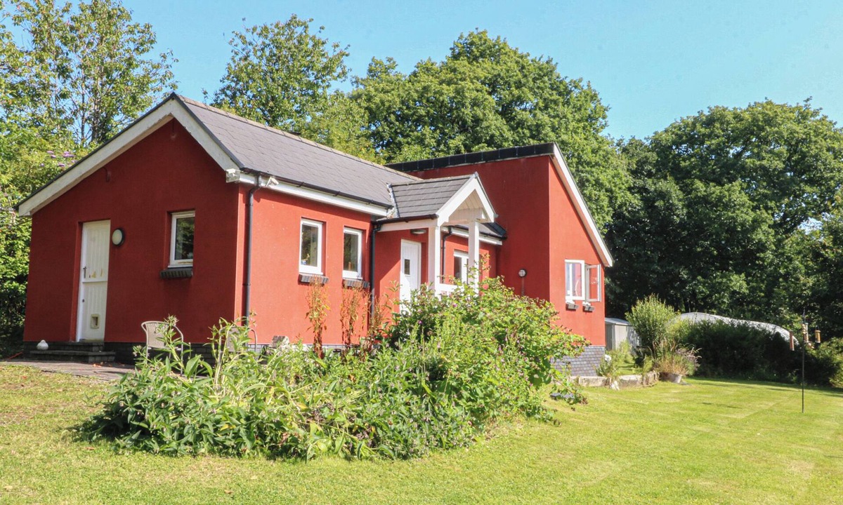 Pentrefelin Cottage | DELFRYN, LLANDEILO, pet friendly, with open fire in Llandeilo