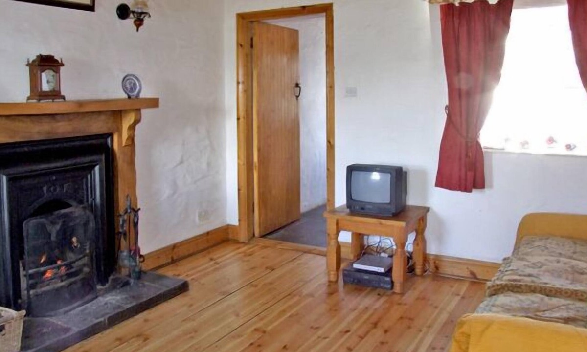 Ballinrobe Cottage | DELIA'S COTTAGE, pet friendly in Ballinrobe, County Mayo