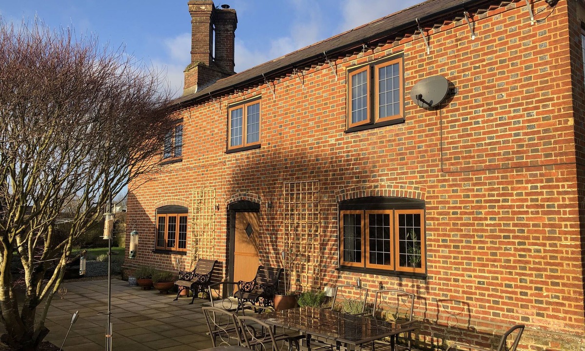 Godshill House | Delightful New Forest cottage with hot tub and direct forest access, sleeps 8