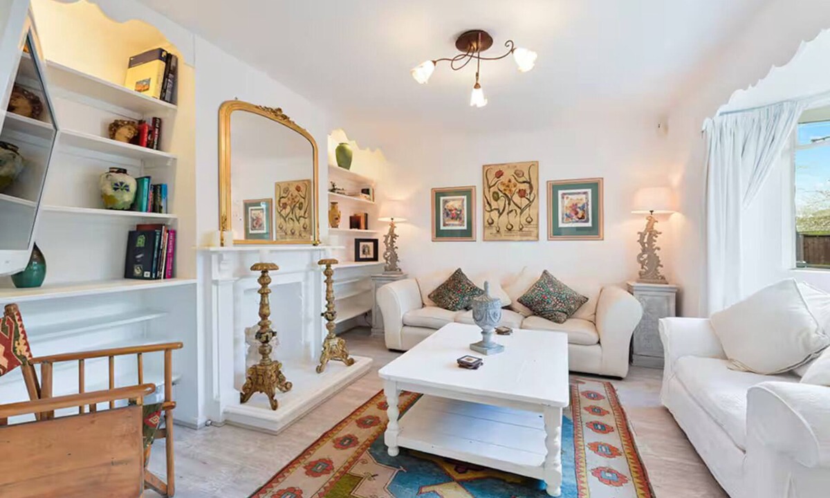 Esher House | Designer Cottage with Parking - Esher Surrey - Pass the Keys