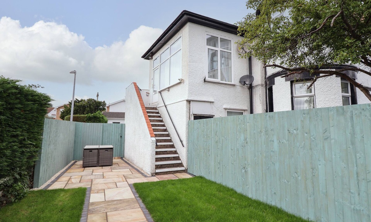 Llandudno Junction Cottage | DILKUSHA, family friendly, with a garden in Llandudno Junction