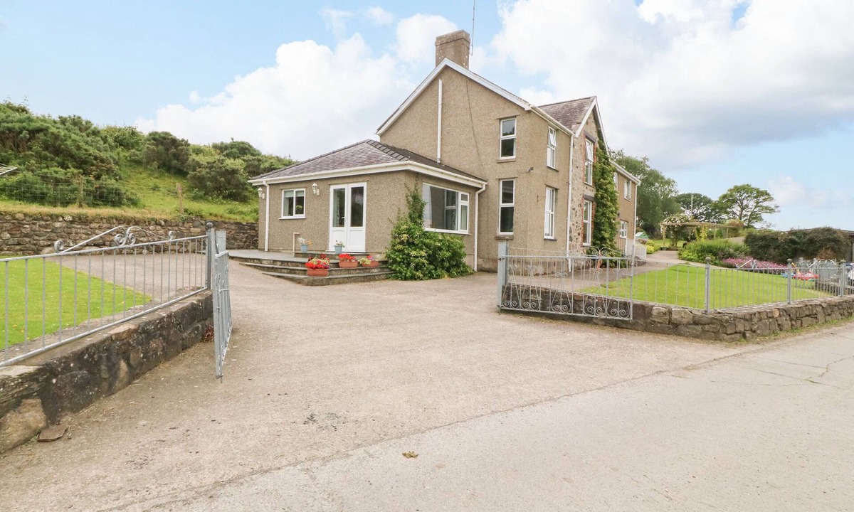 Llandwrog Cottage | DINAS FARMHOUSE ANNEX, family friendly, with a garden in Caernarfon