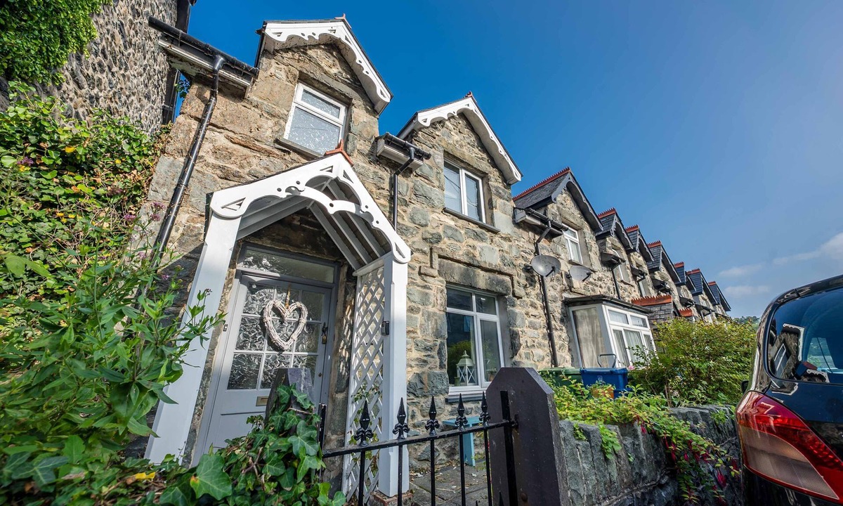 Llanbedr Cottage | Dog Friendly Stone Cottage in Llanbedr with Log Burner | Bodelen