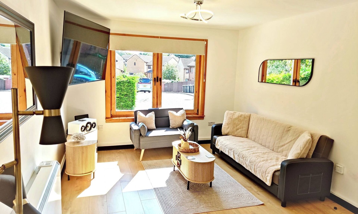 Glenisla House | Dundee Beach Villa, with Parking, 70' Smart Tv, Historic Cox Tower of Dundee
