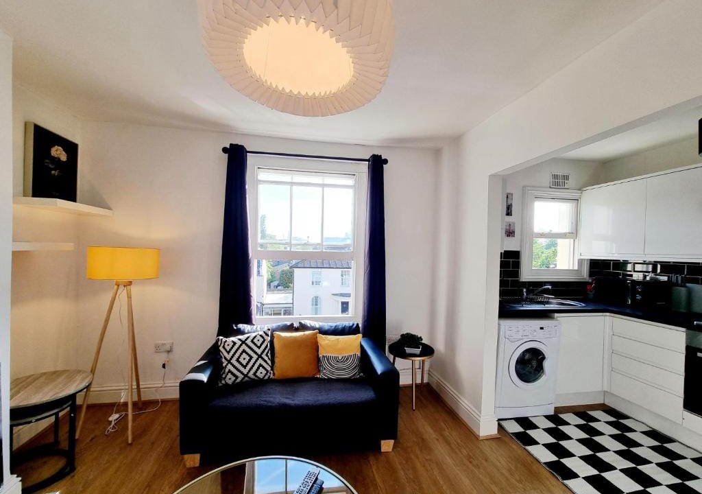 Mile End Apartment | Eco View 1 Bed Apartment - 3 mins walk Mile End Station-Queen Mary University-Hospital