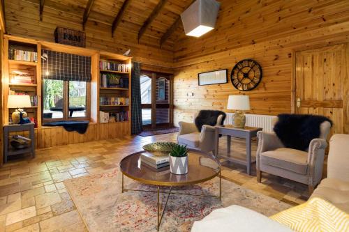 Armagh House | Forest Lodge with Hot Tub & Padel Tennis Court