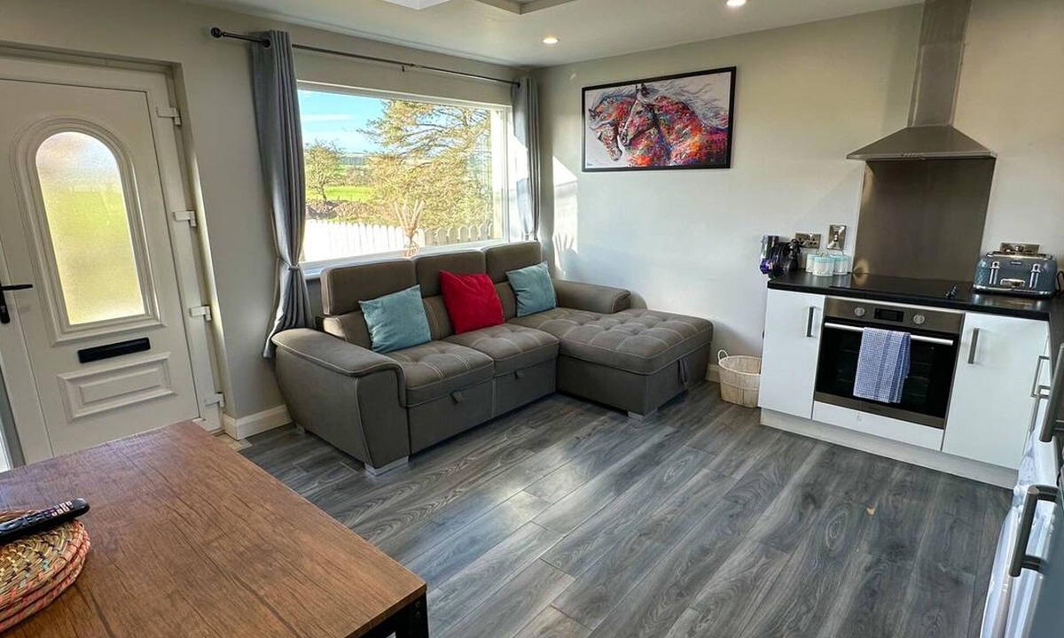 Coleraine Apartment | Forest View Cottage - Private Hot Tub