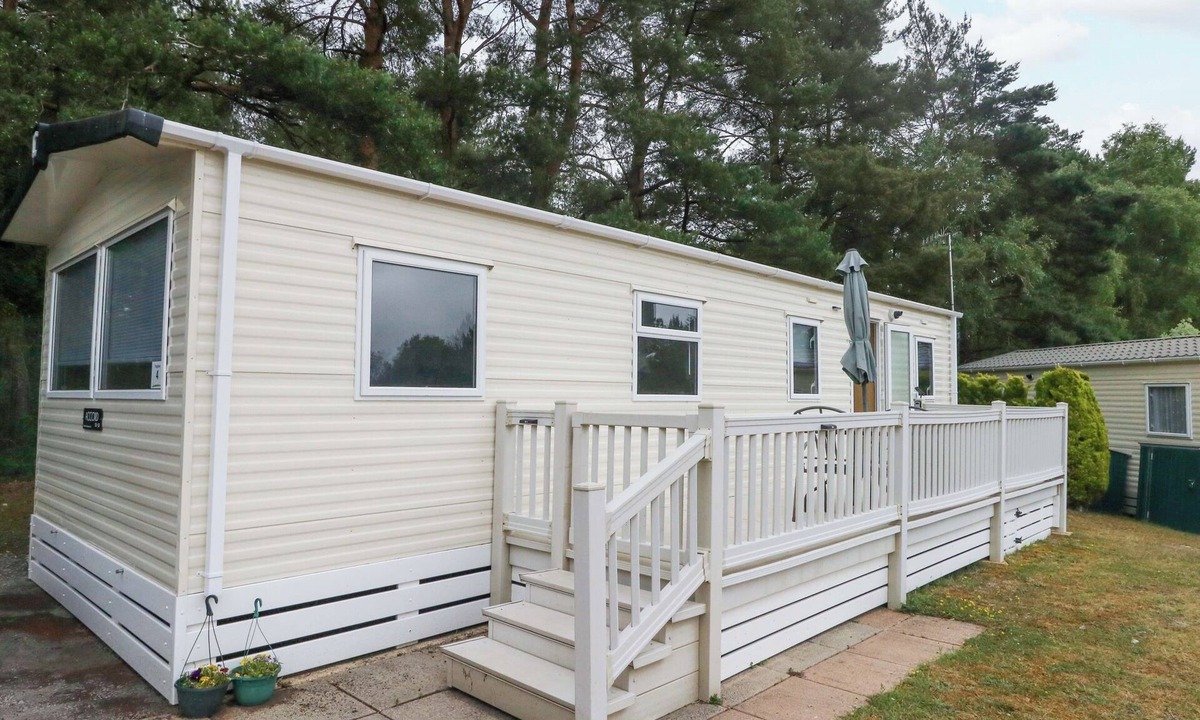 Ringwood Cottage | FOXGLOVE 4, pet friendly, with a garden in Ferndown