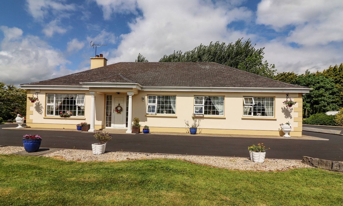 Lissycasey House | FRURE RD, pet friendly, with open fire in Lissycasey, County Clare