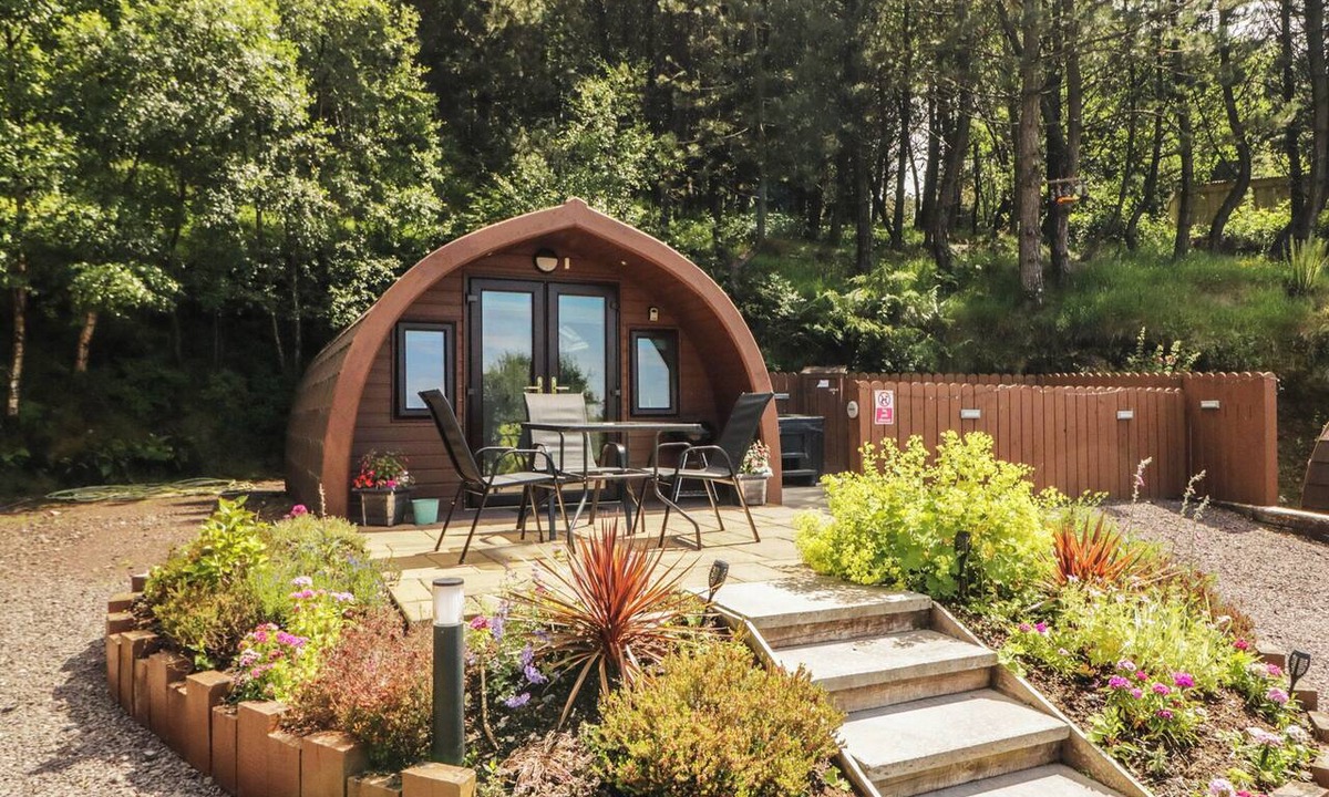 Omagh Cottage | GORTIN GLEN GLAMPING POD 1, romantic, with hot tub in Omagh