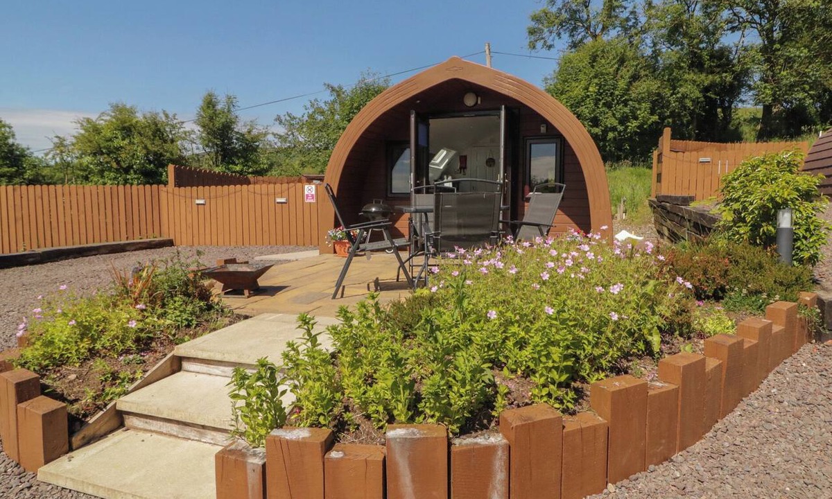 Omagh Cottage | GORTIN GLEN GLAMPING POD 4, romantic, with hot tub in Omagh