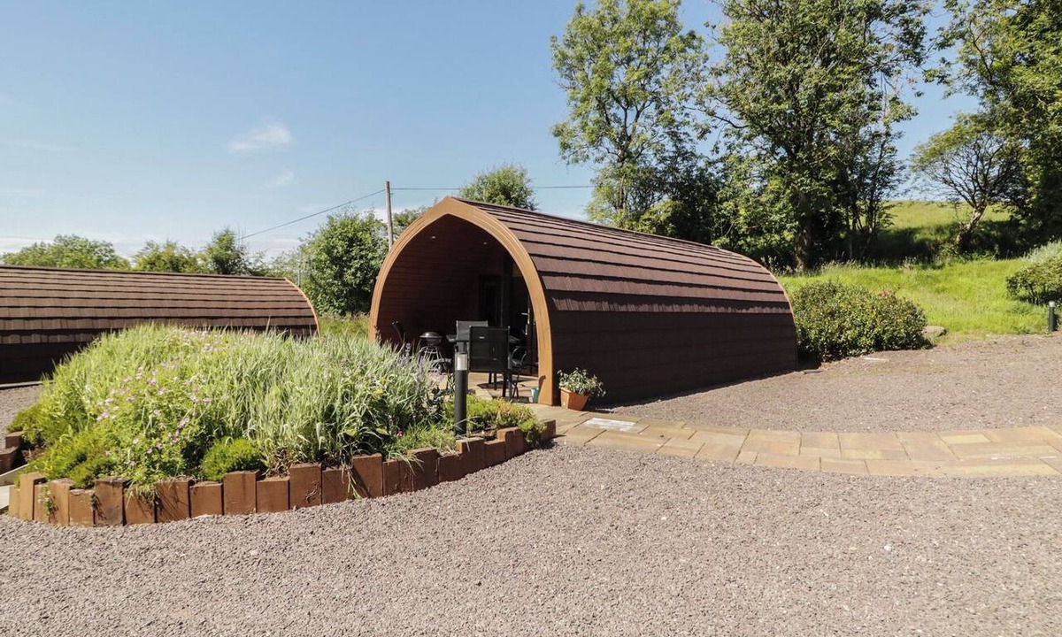 Omagh Cottage | GORTIN GLEN GLAMPING POD 5, romantic, with hot tub in Omagh
