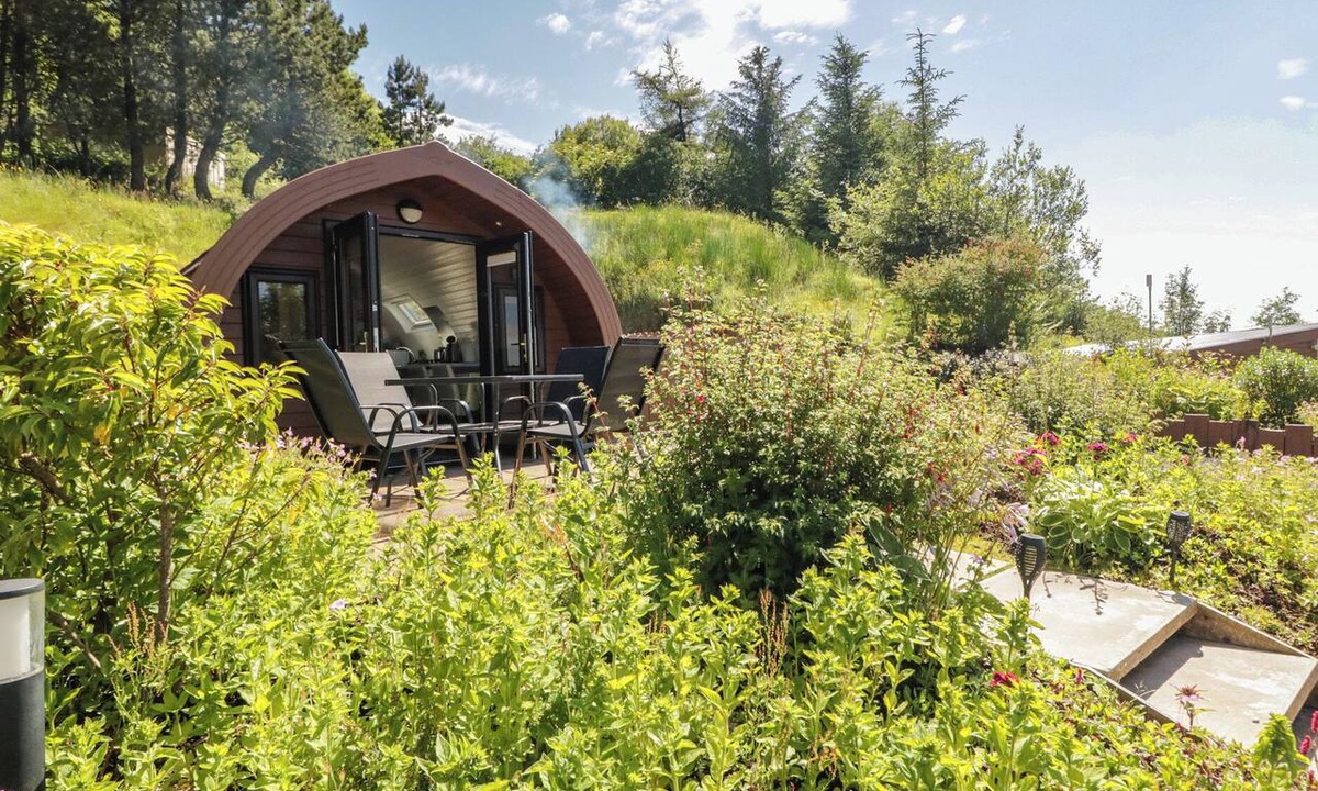 Omagh Cottage | GORTIN GLEN GLAMPING POD 3, romantic, with hot tub in Omagh
