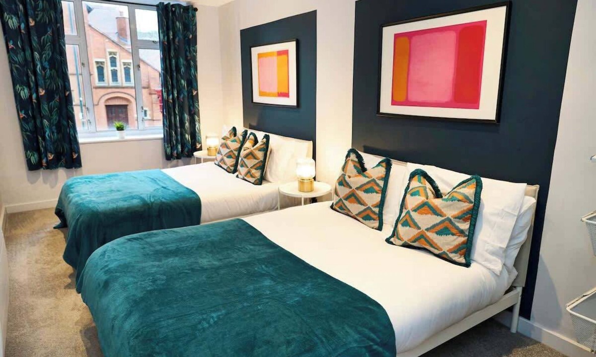 Westbourne Apartment | Grand 6BR Beachside Retreat | 12 Beds | Sleeps 20