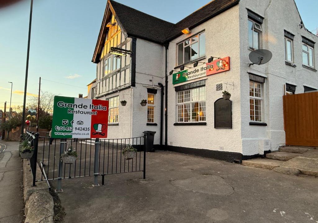 Stroud House | Grande Italia Rooms Comfort Italian Hospitality 1