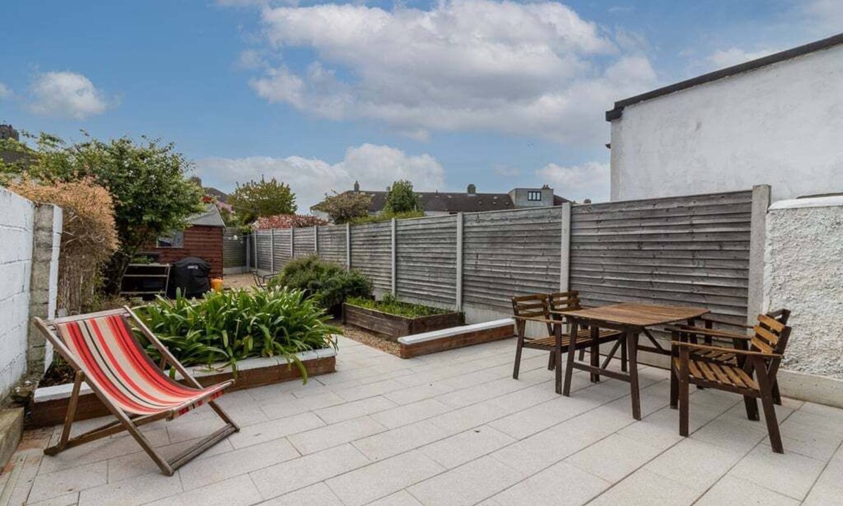 Crumlin House | GuestReady - Modern City Haven