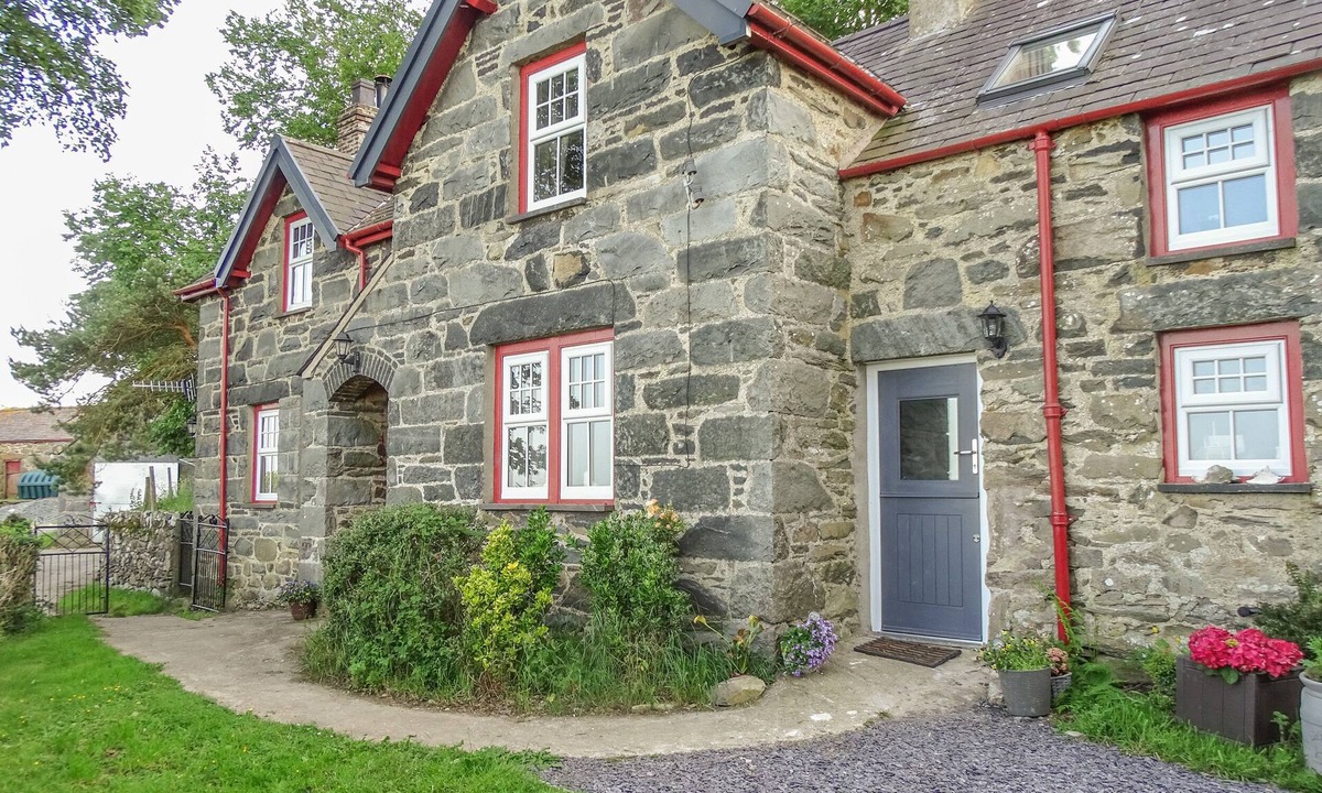 Henryd Cottage | HAFODTY, pet friendly, with open fire in Conwy