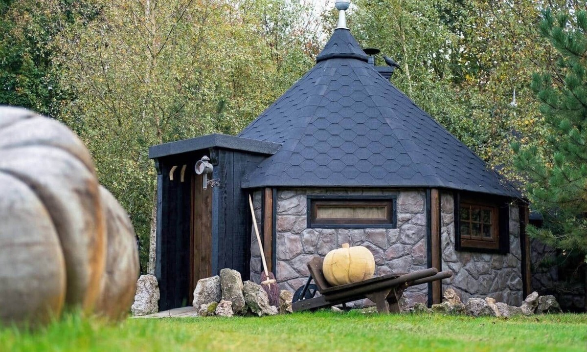 Rickmansworth Cabin | Hagrid Hut Themed - Hot Tub - Warner Bro Studio