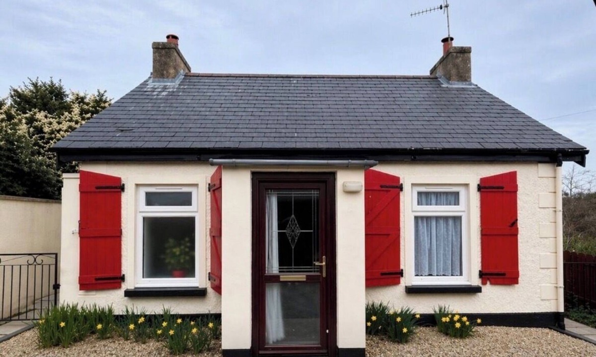 Newtownstewart Cottage | Hallow Cottage, a riverside retreat