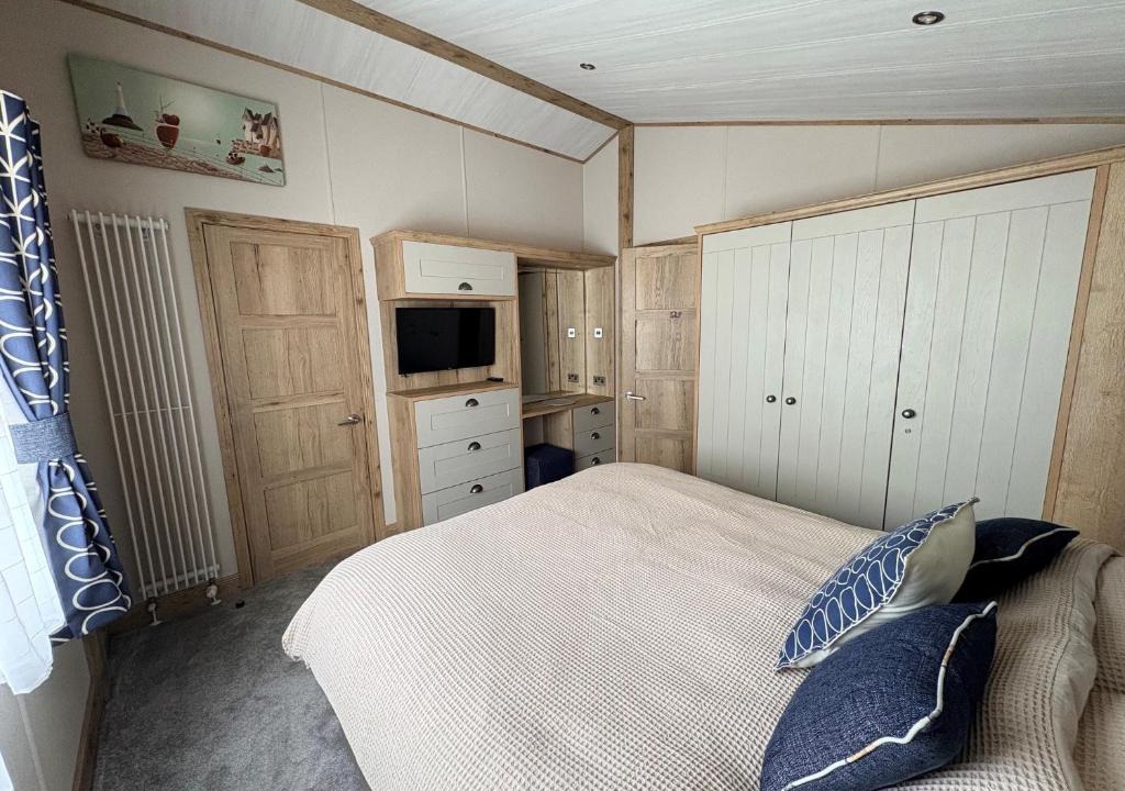 Holsworthy House | Harrogate Lodge - Sleeps4- South Facing Decking