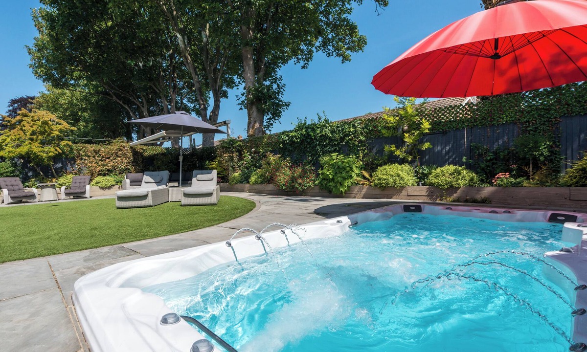 Broadstairs House | Heated Pool in Spacious Family Friendly Luxury